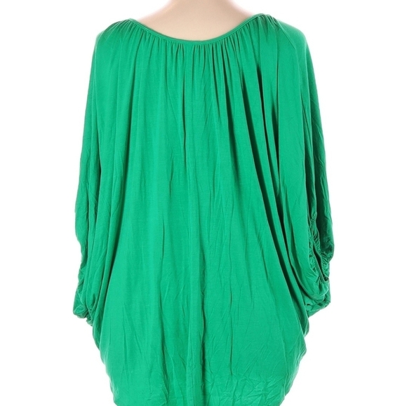 Green High Low 3 button V Neck 💚 Top - Picture 2 of 2